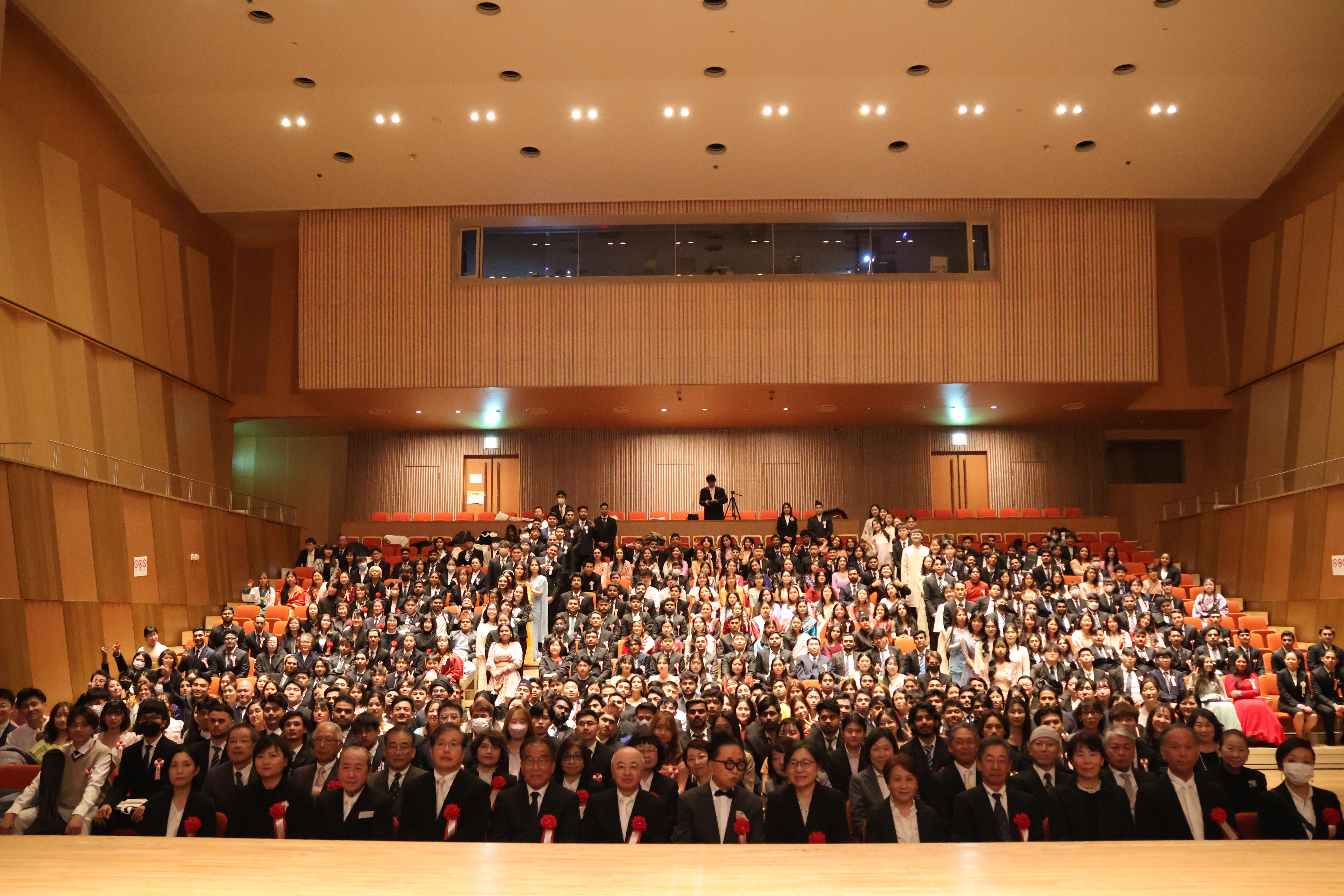 2月28日　2024年度卒業式を行いました。
卒業生のみなさん、おめでとうございます！春からみなさんが新しい場所で輝くことを願っています。