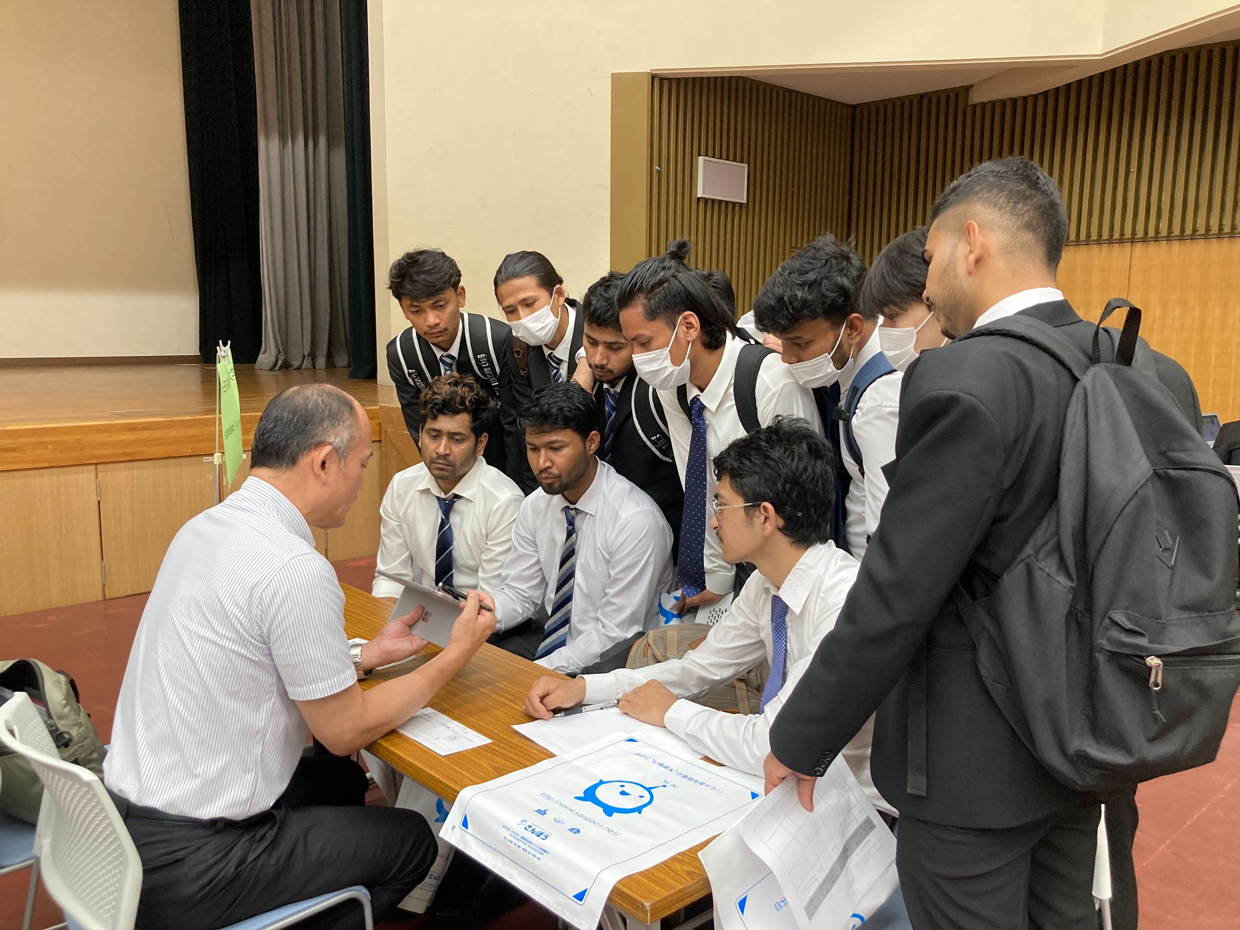 進学説明会を行いました。
みなさんいろいろな大学や専門学校のお話を熱心に聞いて、将来のことを考えました。