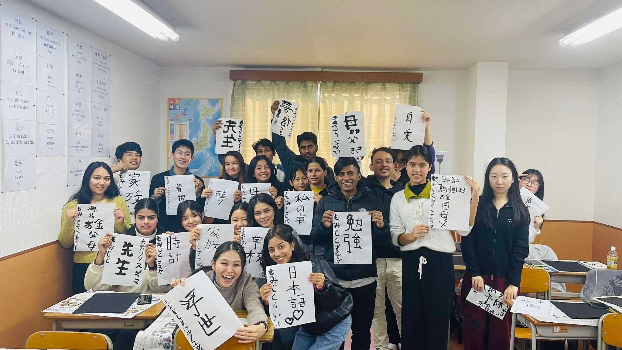 2025年
あけましておめでとうございます。
今年も書初めをしました。
みなさんの好きな漢字を書きました。
今年もよろしくお願いします！