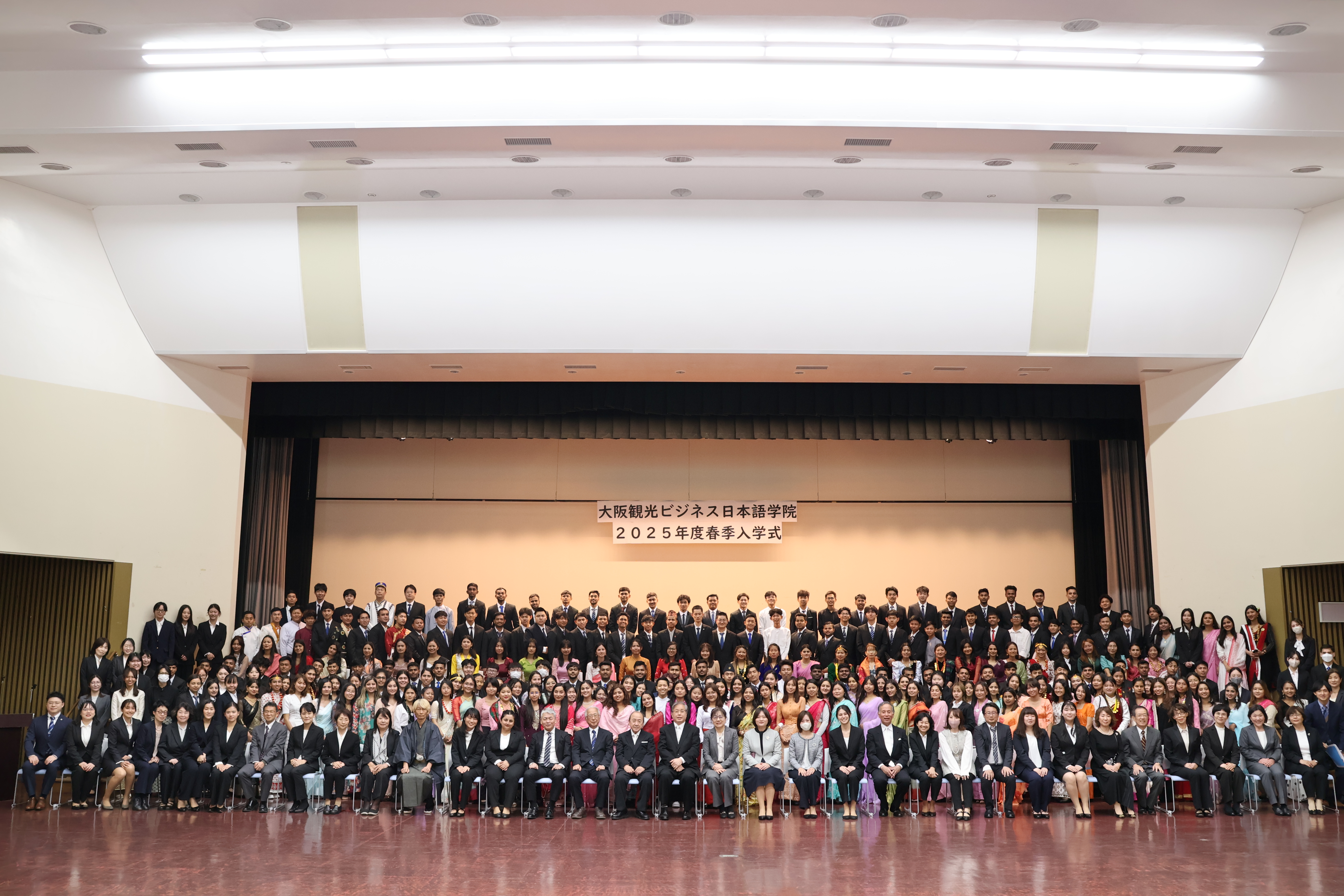 2025年1月生、4月生の入学式が行われました。
入学式には242名の新入生が参加しました。
これから一緒に勉強頑張りましょう！