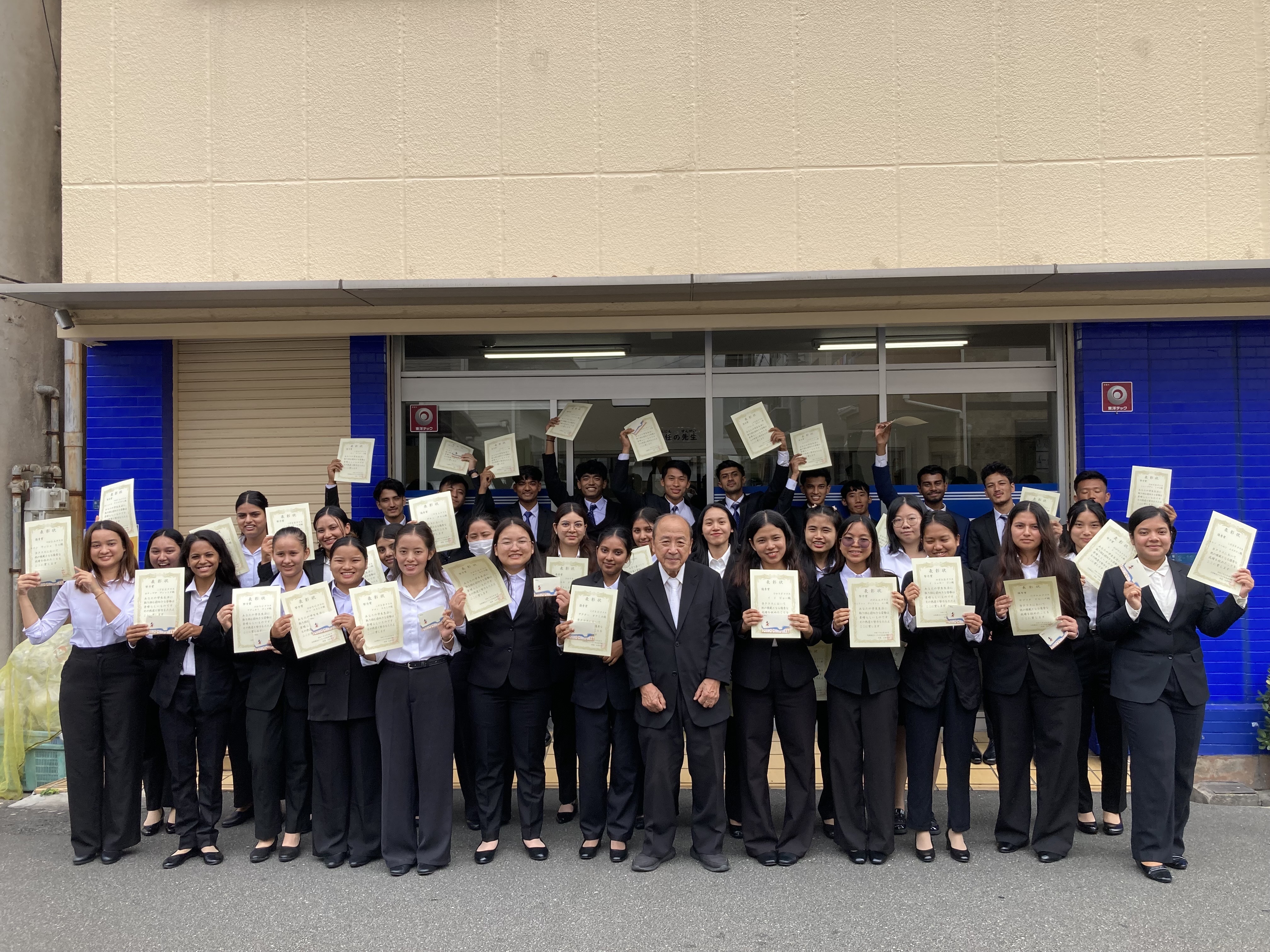 2025年度前期の終業式を実施しました！各クラスから優秀賞・努力賞を選び、表彰しました。賞をもらったみなさん、おめでとうございます！！