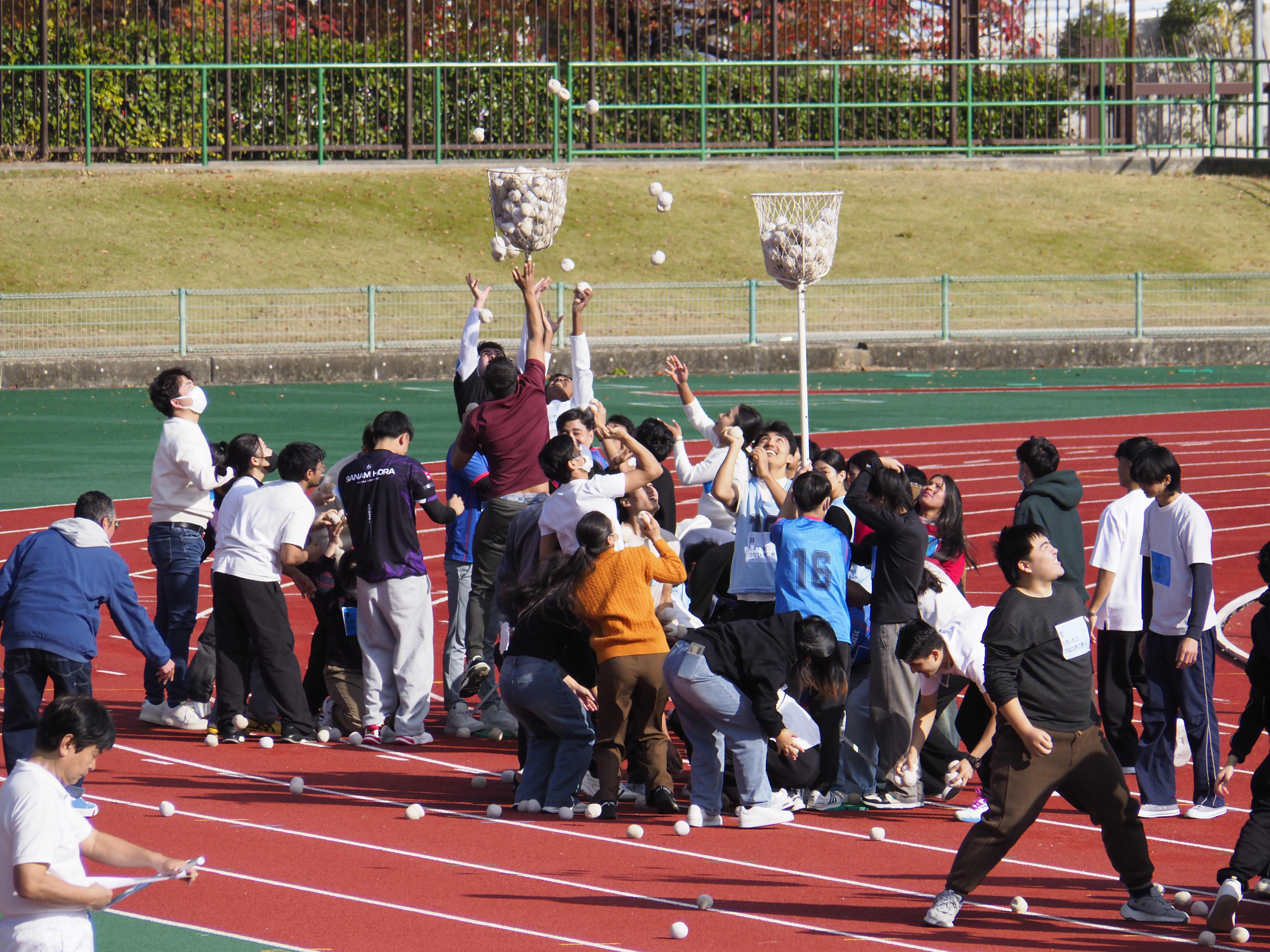 長居ヤンマーフィールドでスポーツ大会を行いました！みんなで、玉入れ、大玉渡し、綱引き、リレーをしました。いつもの勉強しているときとは違うみなさんの姿を見ることができました！