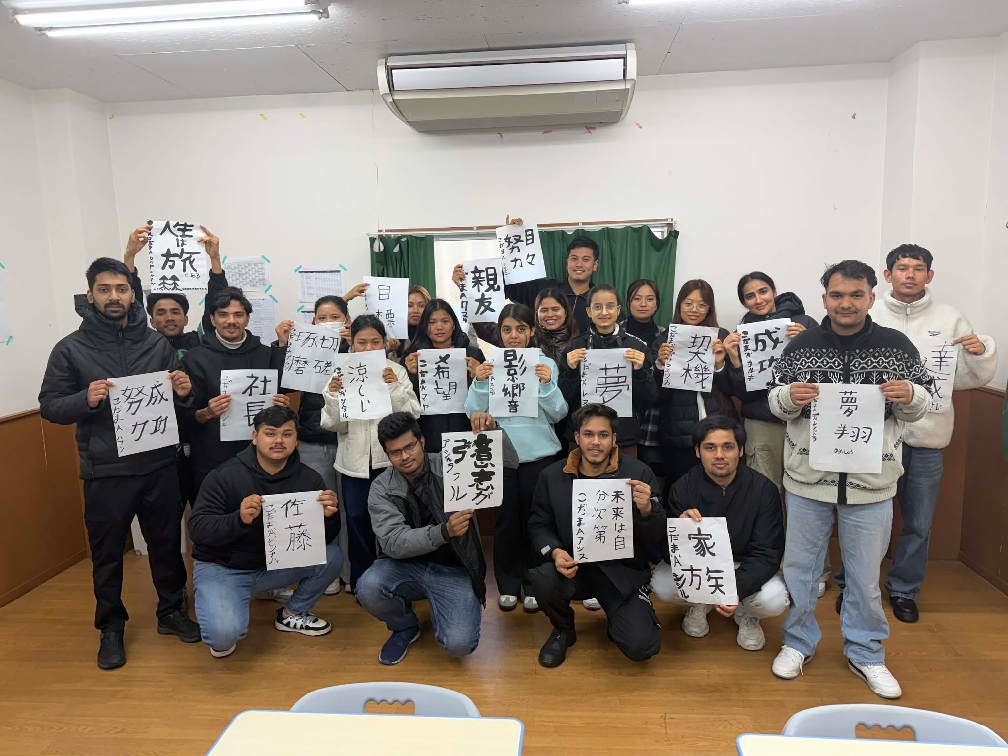 書き初めをしました！２年生は２回目、１年生は初めての書き初めでした。それぞれ好きなことば・漢字を書きました。みなさん上手に書けていました。